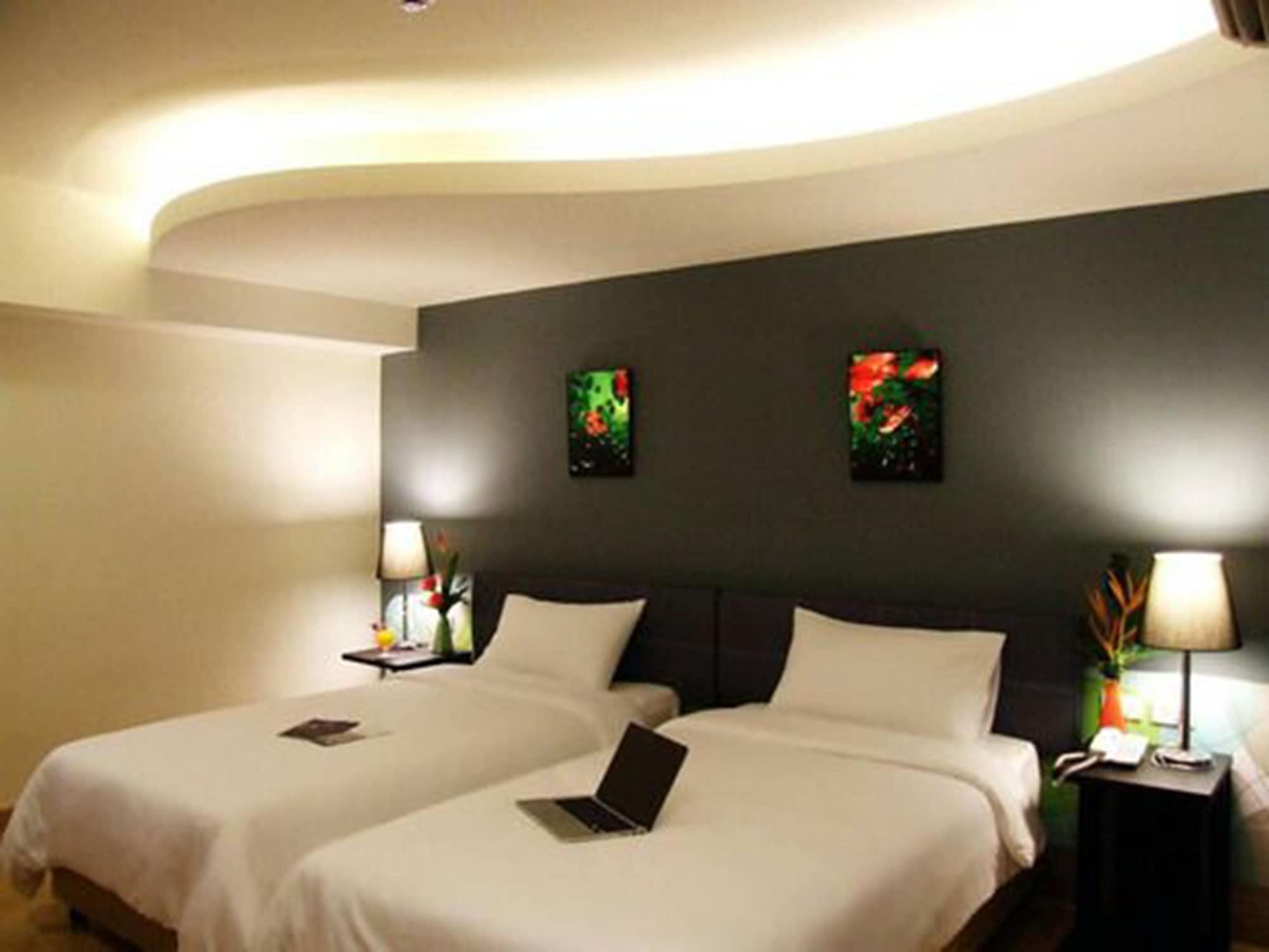 Grand Tower Inn Sathorn Hotel Bangkok Exterior photo