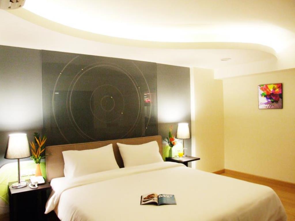 Grand Tower Inn Sathorn Hotel Bangkok Exterior photo