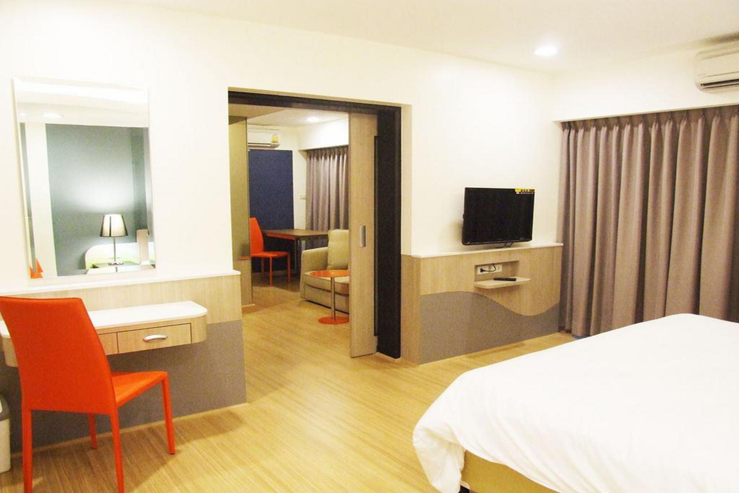 Grand Tower Inn Sathorn Hotel Bangkok Exterior photo