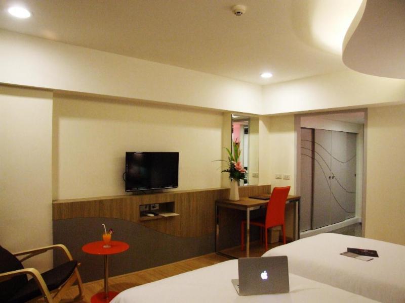Grand Tower Inn Sathorn Hotel Bangkok Exterior photo